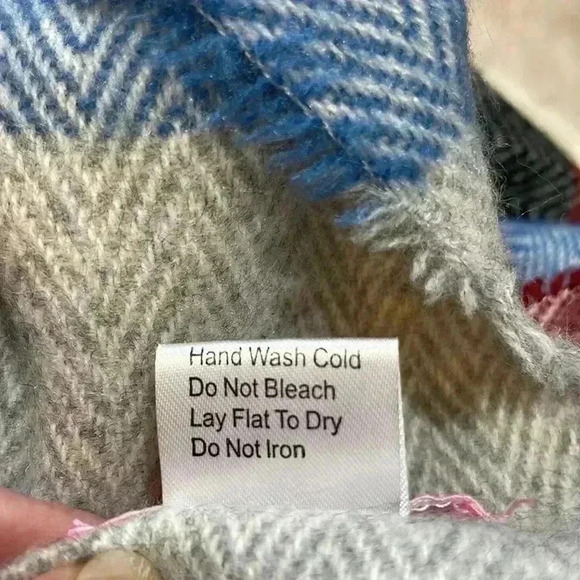 Isaac Mizrahi New York rectangular scarf/shawl in a multi colored stripe - Picture 6 of 6